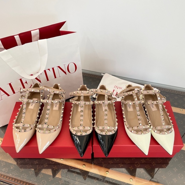 Pointed Toe Rockstud Flat shoes