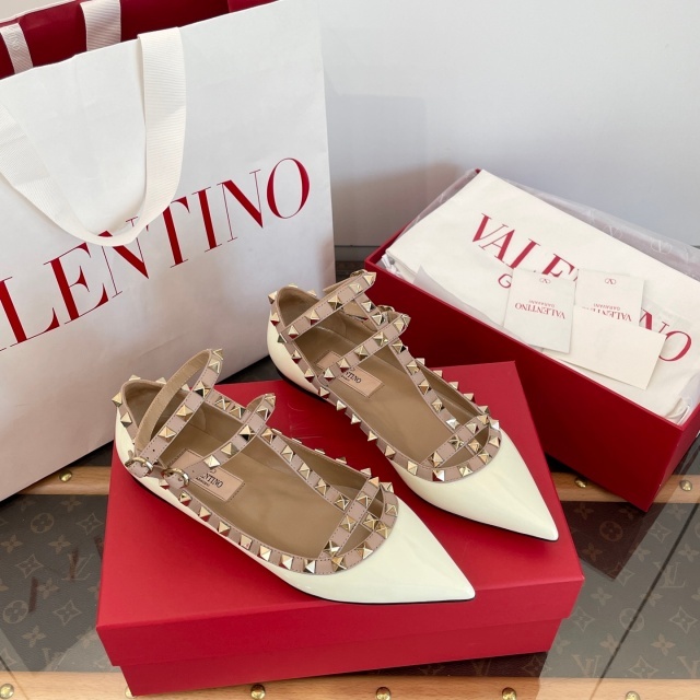 Pointed Toe Rockstud Flat shoes