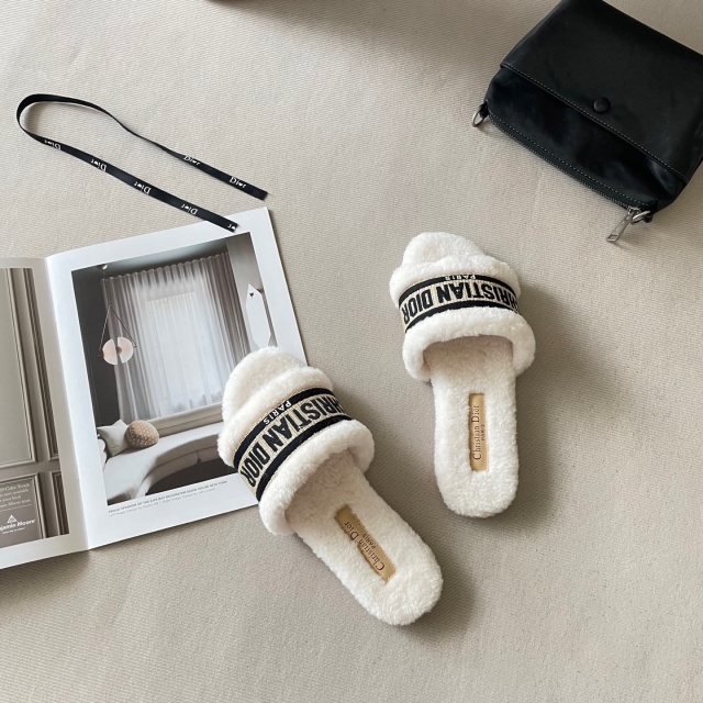 Fashion Classic Winter Furry Slides
