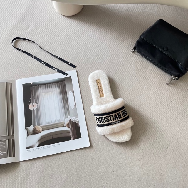 Fashion Classic Winter Furry Slides