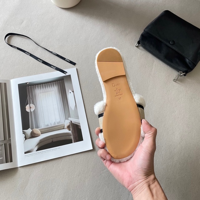 Fashion Classic Winter Furry Slides
