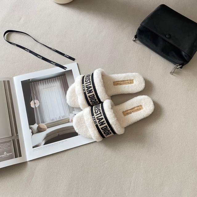 Fashion Classic Winter Furry Slides