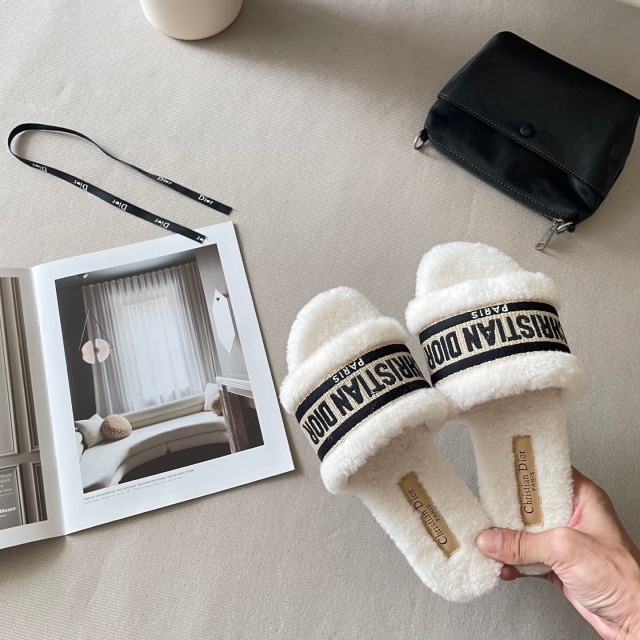 Fashion Classic Winter Furry Slides