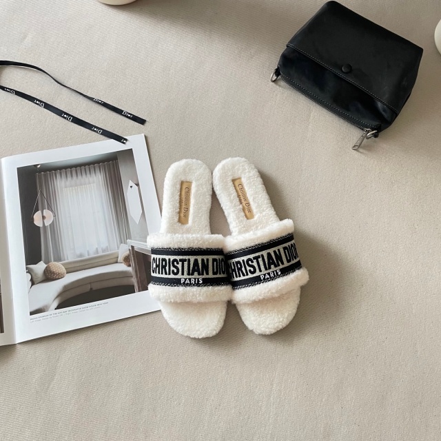 Fashion Classic Winter Furry Slides