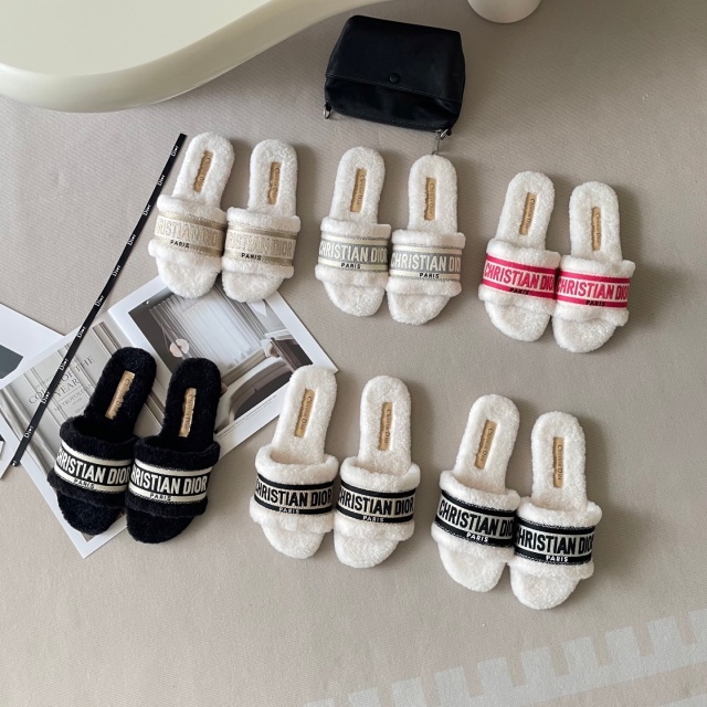 Fashion Classic Winter Furry Slides