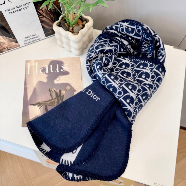 Double-sided Design with Contrasting Jacquard Pattern Scarf