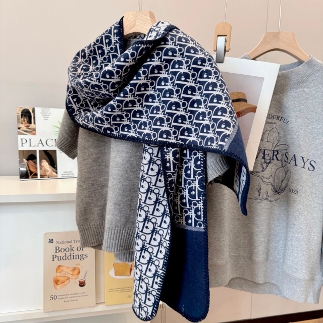 Double-sided Design with Contrasting Jacquard Pattern Scarf