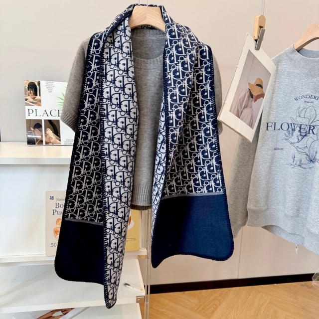Double-sided Design with Contrasting Jacquard Pattern Scarf