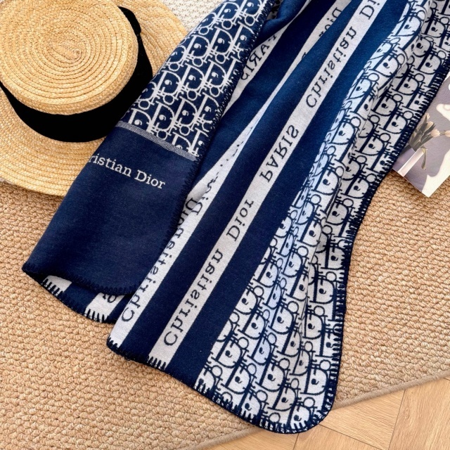 Double-sided Design with Contrasting Jacquard Pattern Scarf