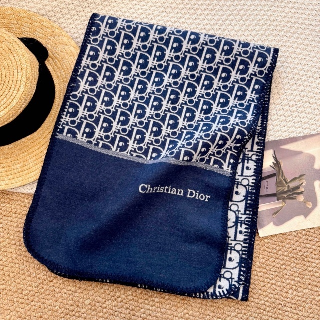 Double-sided Design with Contrasting Jacquard Pattern Scarf