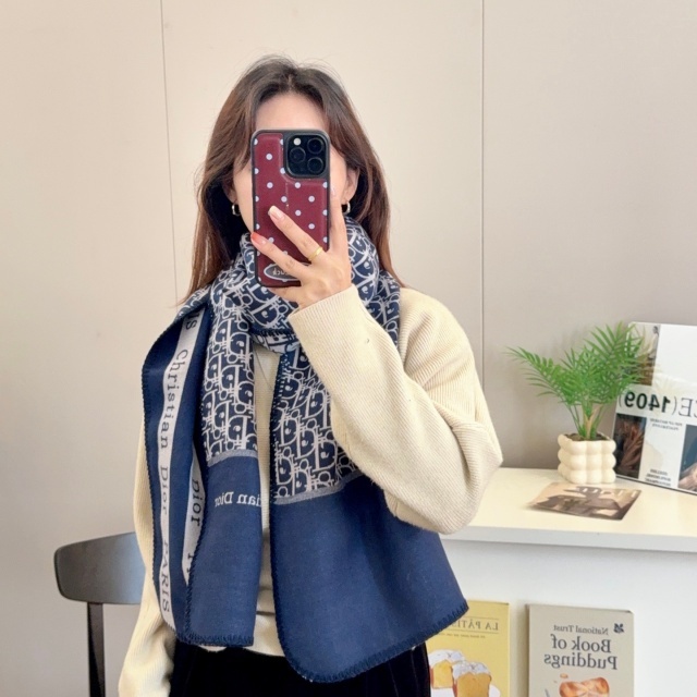 Double-sided Design with Contrasting Jacquard Pattern Scarf