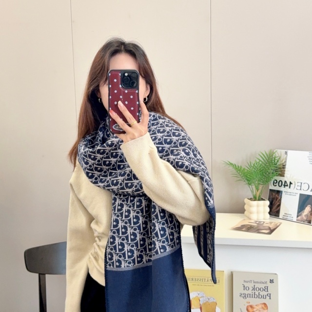 Double-sided Design with Contrasting Jacquard Pattern Scarf