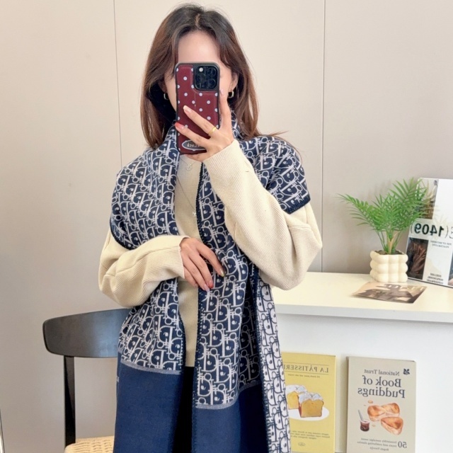 Double-sided Design with Contrasting Jacquard Pattern Scarf