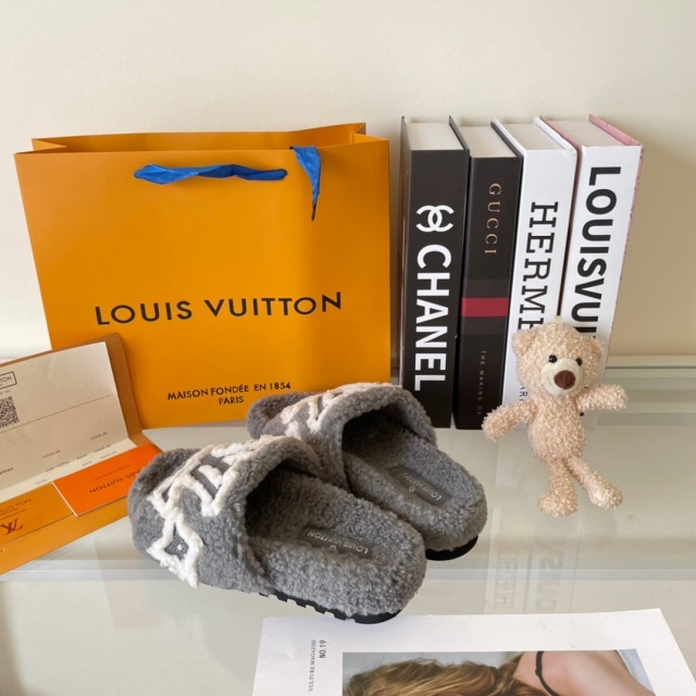 Embroidery Fashion Winter Furry Slides
