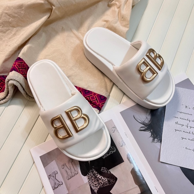 Fashion Metal Logo Thick Soled Leather Slides