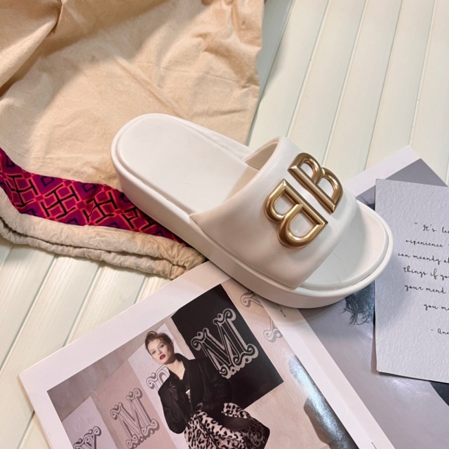 Fashion Metal Logo Thick Soled Leather Slides