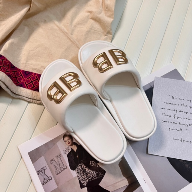 Fashion Metal Logo Thick Soled Leather Slides