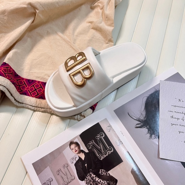 Fashion Metal Logo Thick Soled Leather Slides