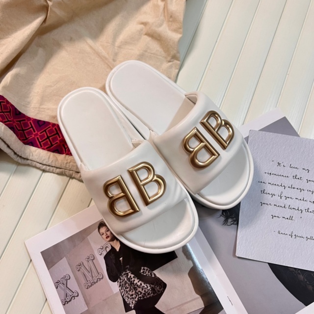Fashion Metal Logo Thick Soled Leather Slides