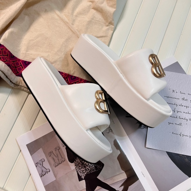 Fashion Metal Logo Thick Soled Leather Slides