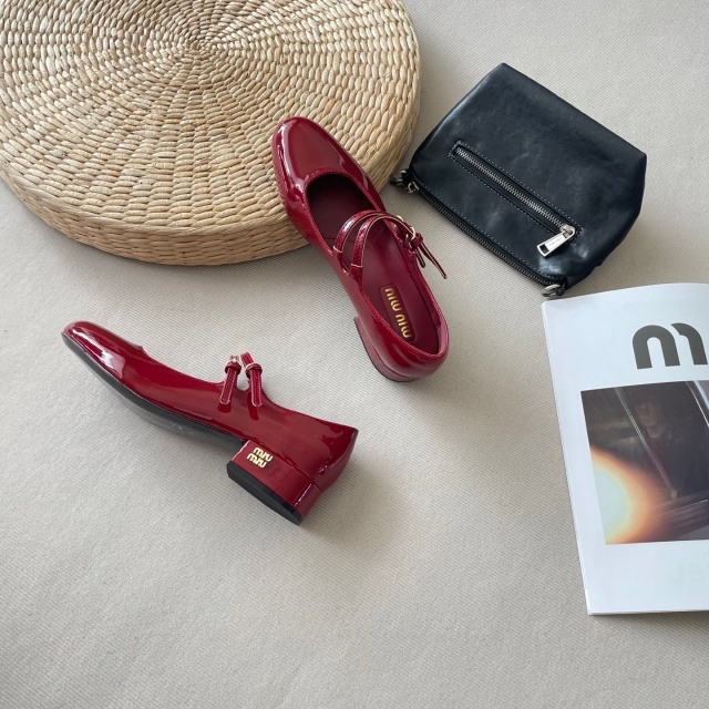 Vintage Pointed Toe Leather Hollow Out Shoes