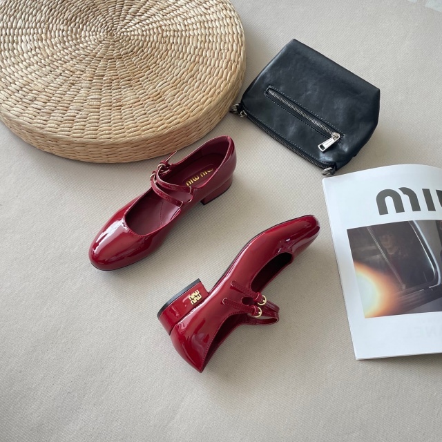 Vintage Pointed Toe Leather Hollow Out Shoes