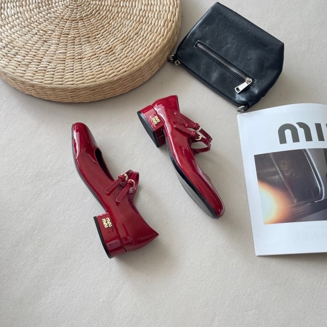 Vintage Pointed Toe Leather Hollow Out Shoes