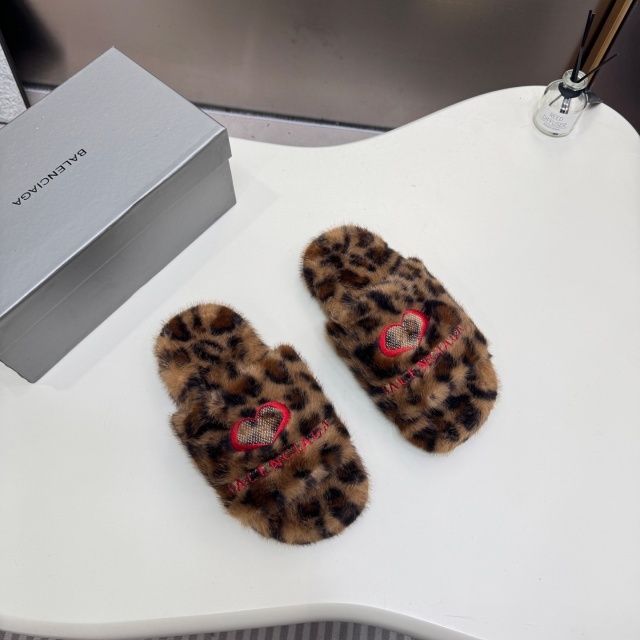 Fashion Embroidery Couple Furry Slides