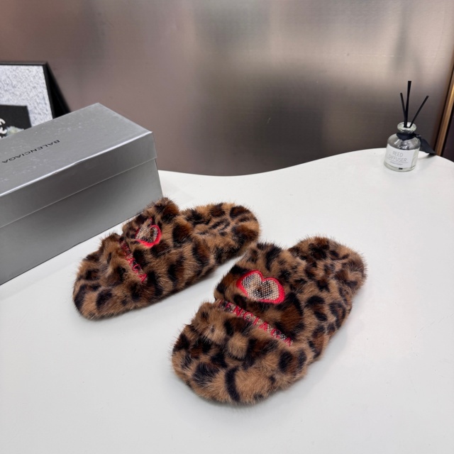 Fashion Embroidery Couple Furry Slides