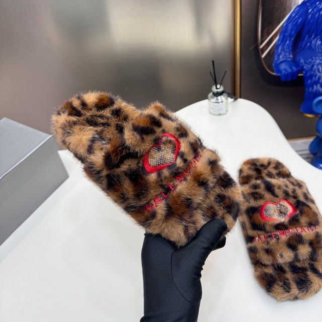 Fashion Embroidery Couple Furry Slides