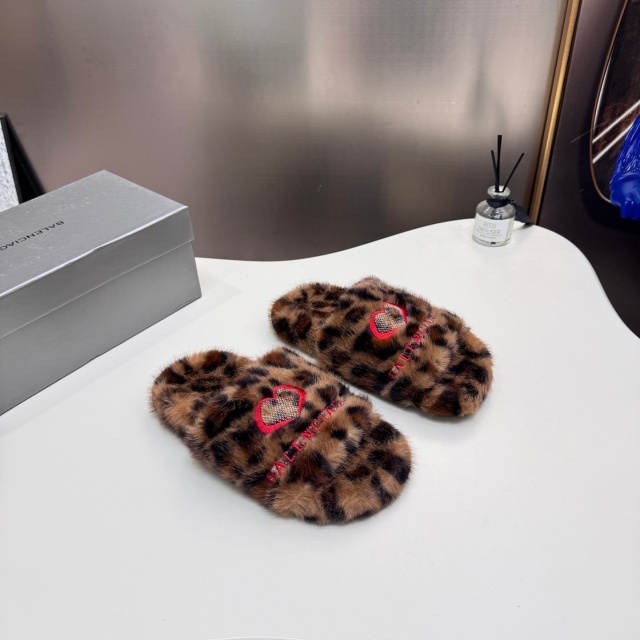 Fashion Embroidery Couple Furry Slides