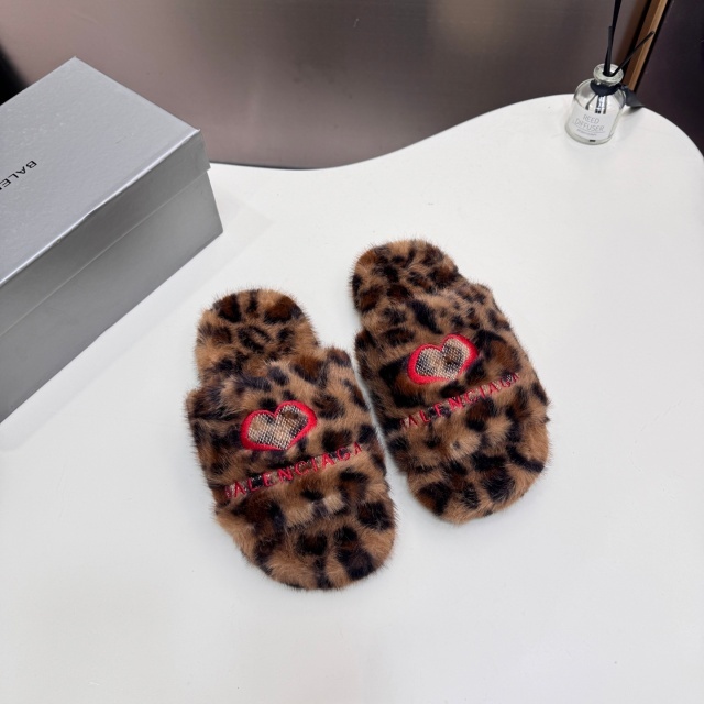 Fashion Embroidery Couple Furry Slides