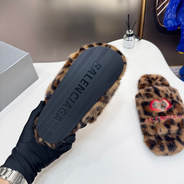 Fashion Embroidery Couple Furry Slides