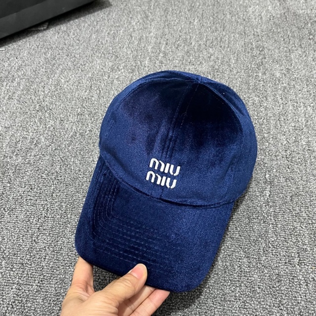 Fashion Design Unisex Velvet Baseball Caps