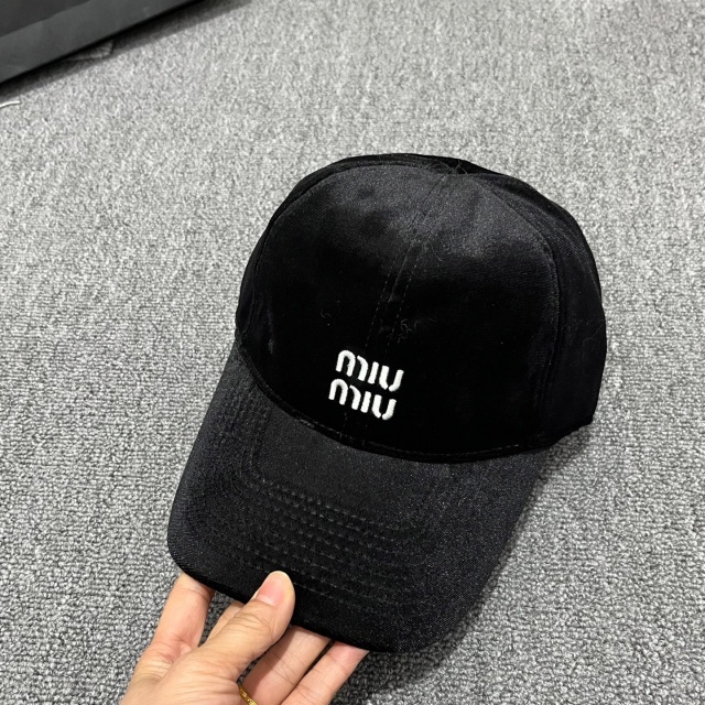 Fashion Design Unisex Velvet Baseball Caps