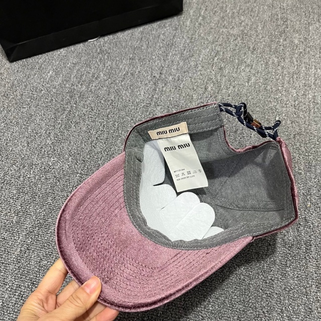 Fashion Design Unisex Velvet Baseball Caps
