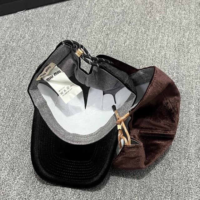 Fashion Design Unisex Velvet Baseball Caps