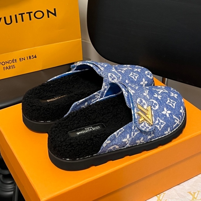 Luxury Fashion Metal Logo Furry Slides