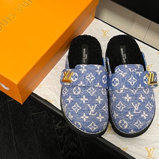 Luxury Fashion Metal Logo Furry Slides