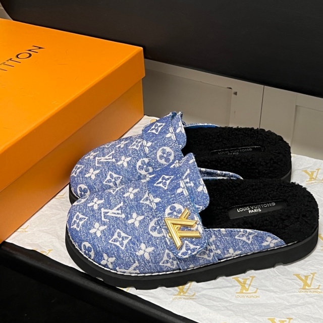 Luxury Fashion Metal Logo Furry Slides