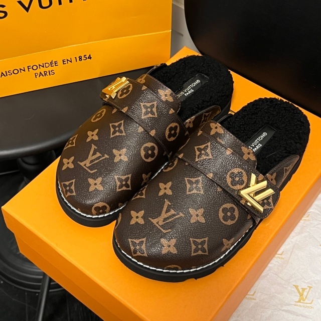 Luxury Fashion Metal Logo Furry Slides