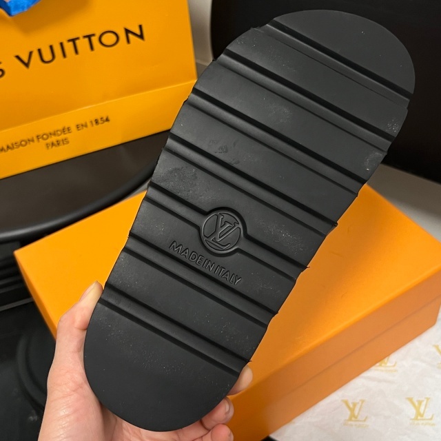 Luxury Fashion Metal Logo Furry Slides