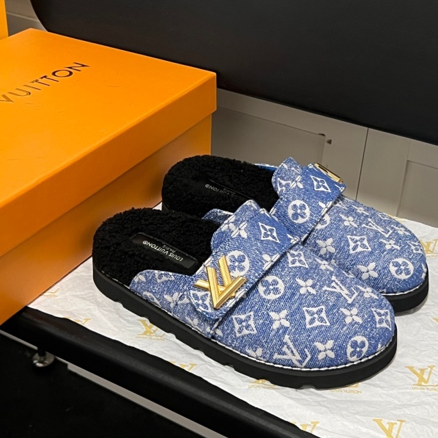 Luxury Fashion Metal Logo Furry Slides