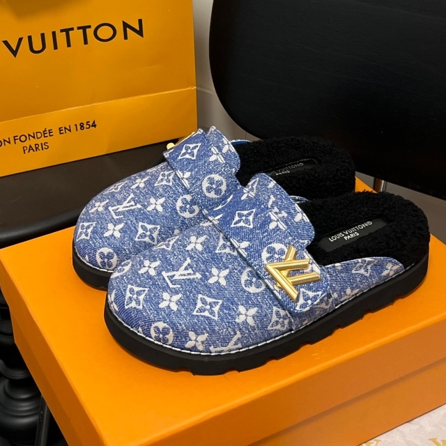 Luxury Fashion Metal Logo Furry Slides