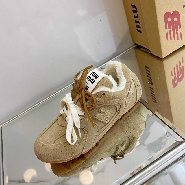 Fashion Lace-Up Women Furry Sneakers