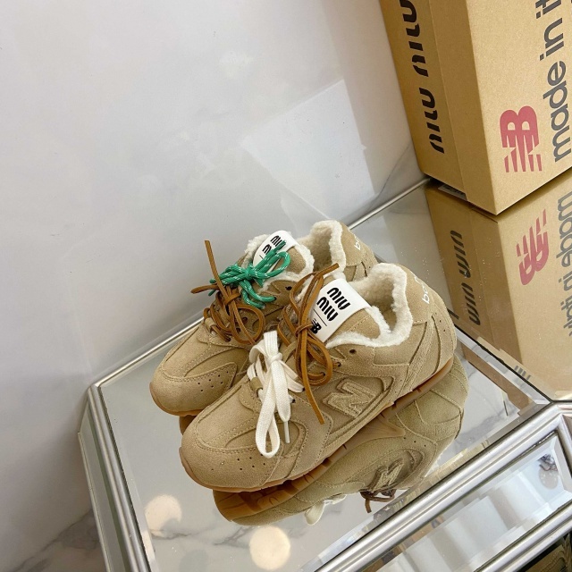 Fashion Lace-Up Women Furry Sneakers