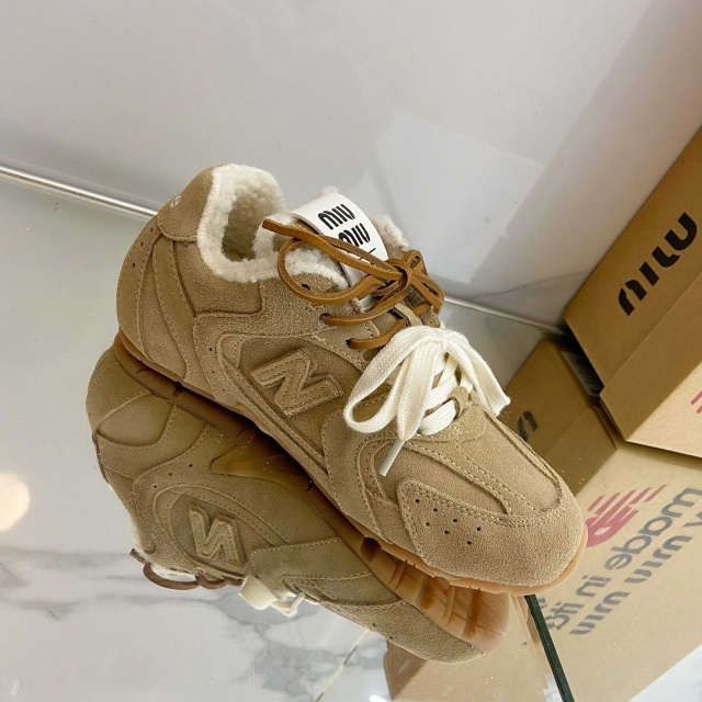 Fashion Lace-Up Women Furry Sneakers