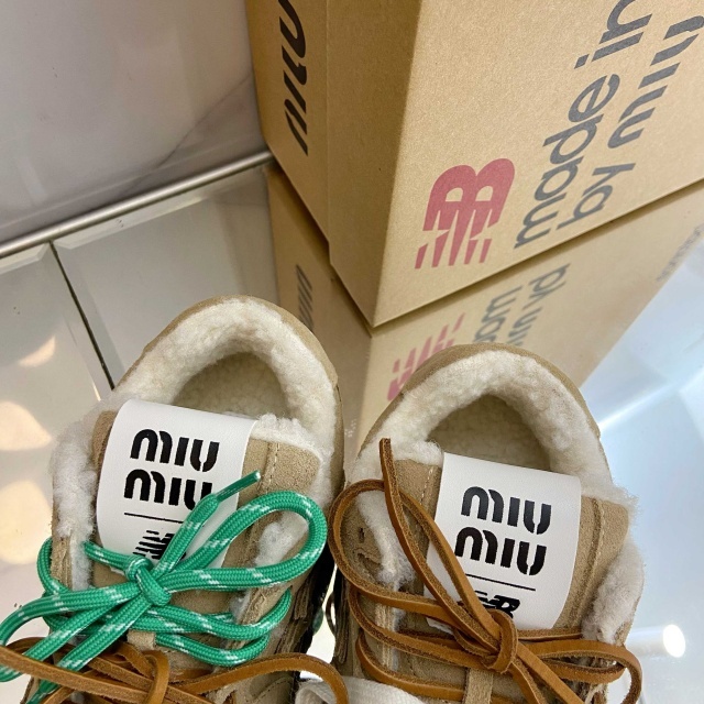 Fashion Lace-Up Women Furry Sneakers