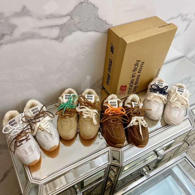 Fashion Lace-Up Women Furry Sneakers