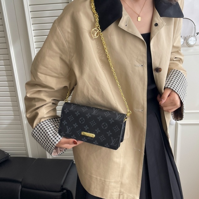 Chained Leather Fashion Women Messenger Bags